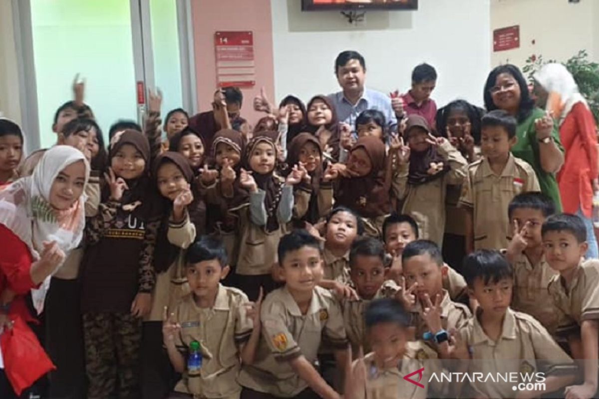 RS PMI Bogor bagi-bagi ratusan kacamata gratis kepada pelajar SD