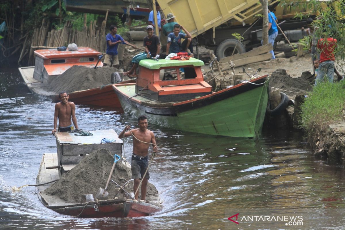 Penambangan pasir tradisional di Aceh