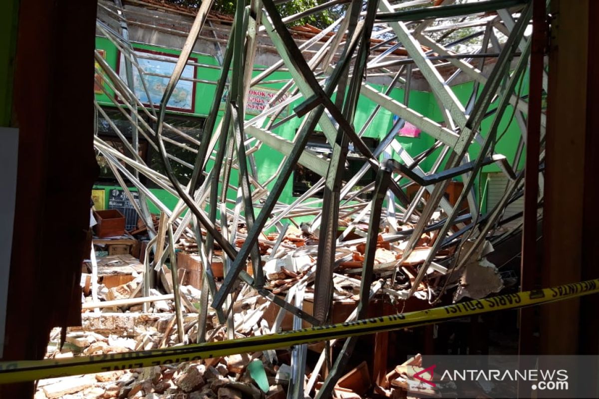 Dua orang meninggal tertimpa reruntuhan atap sekolah di Pasuruan