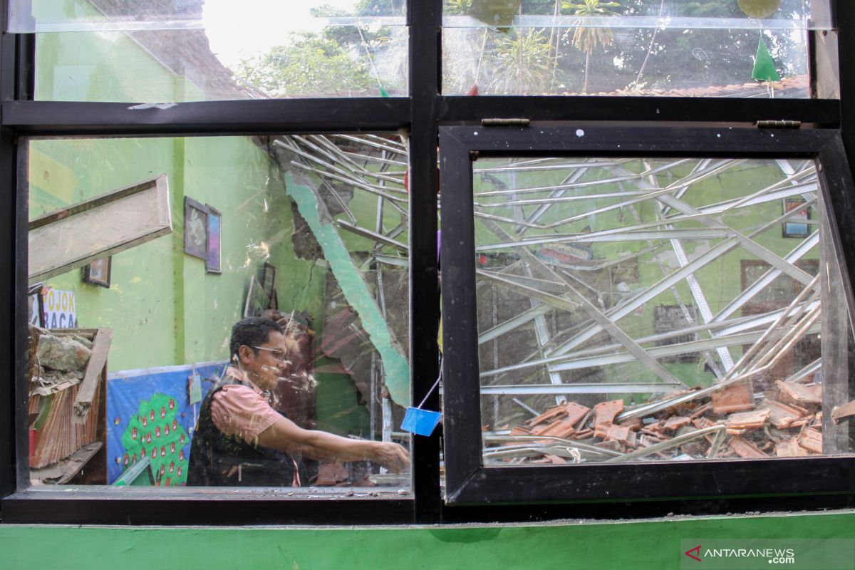 Kasus sekolah ambruk di Pasuruan, polisi temukan dugaan ketidaksesuaian spesifikasi konstruksi