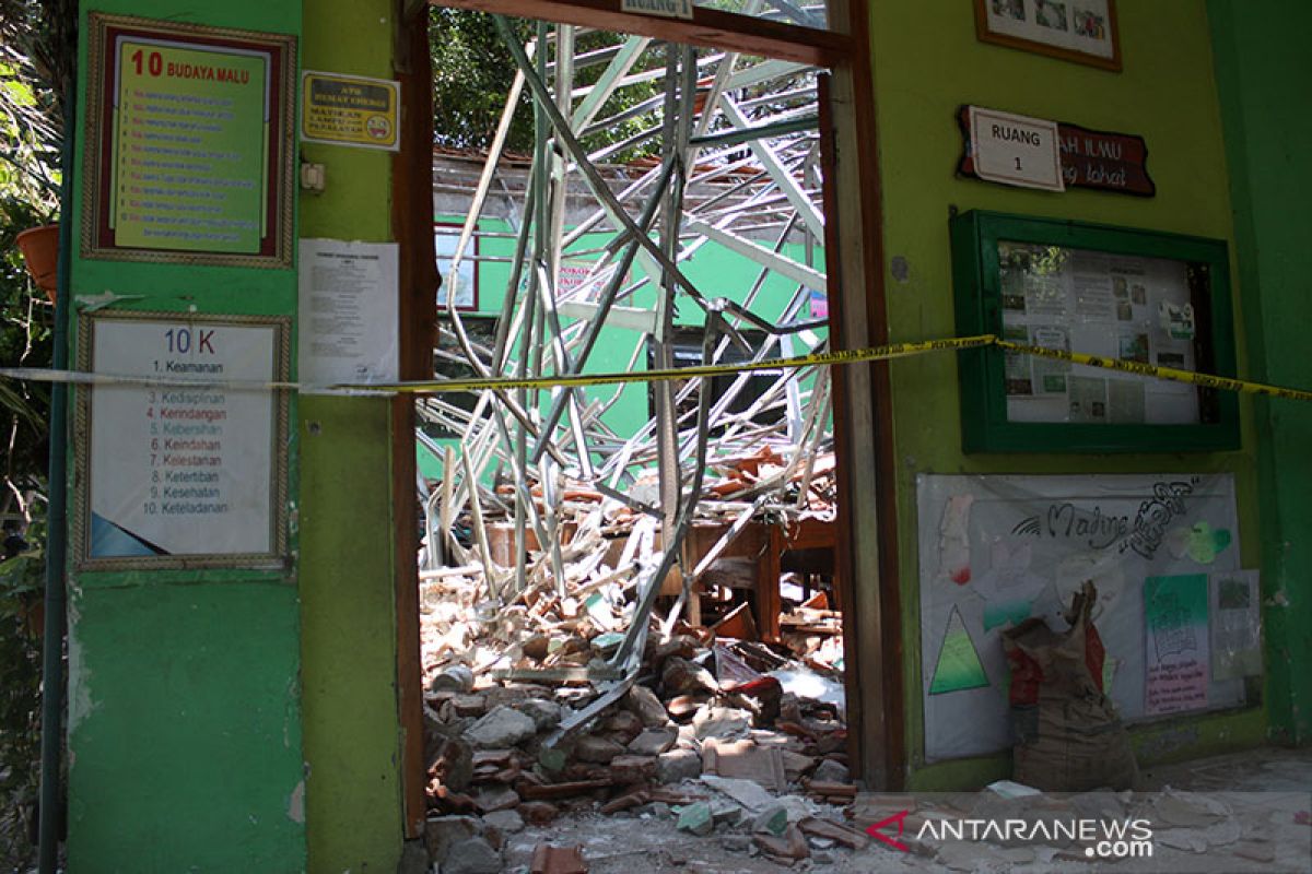 Dua orang meninggal tertimpa reruntuhan atap sekolah di Kota Pasuruan