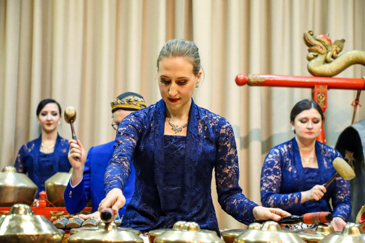 Menikmati gamelan dimainkan warga Rusia di Museum Moskow