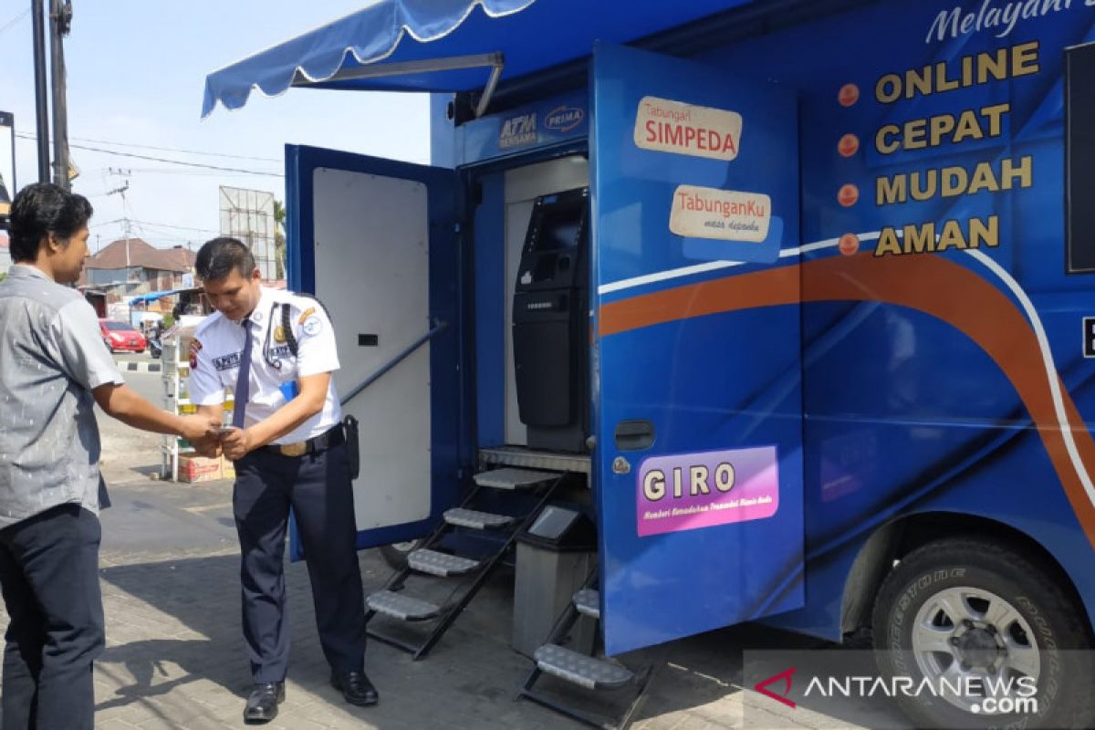 Bank Nagari Lubukbasung layani nasabah di pasar