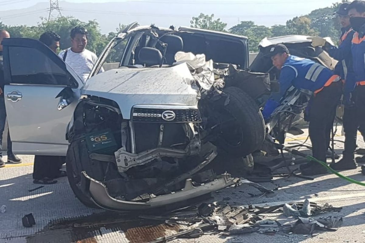 Polisi tewas saat rombongan Polres Jember kecelakaan