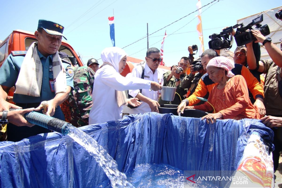 Pemprov Jatim salurkan 750 ribu liter air bersih untuk warga Pulau Sapudi