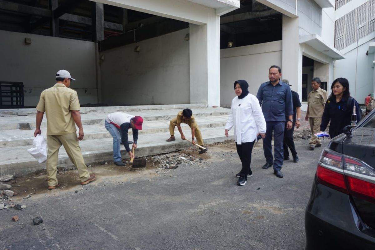 Risma inspeksi di luar Stadion GBT