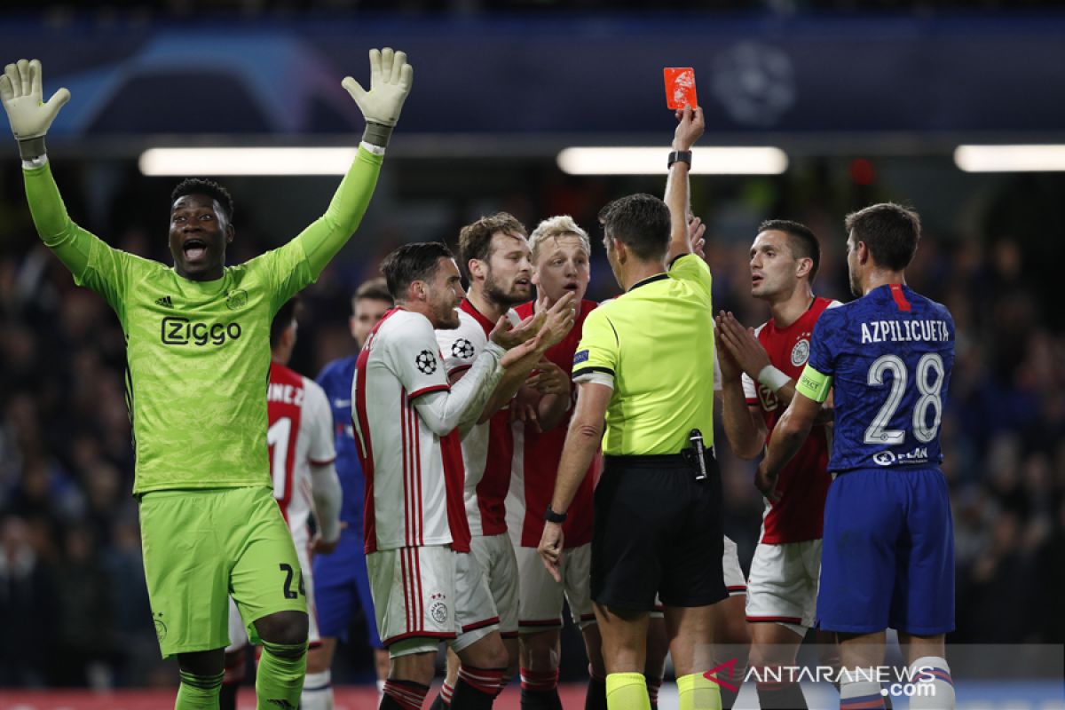 Chelsea vs Ajax berakhir 4-4, dua kartu merah warnai laga itu