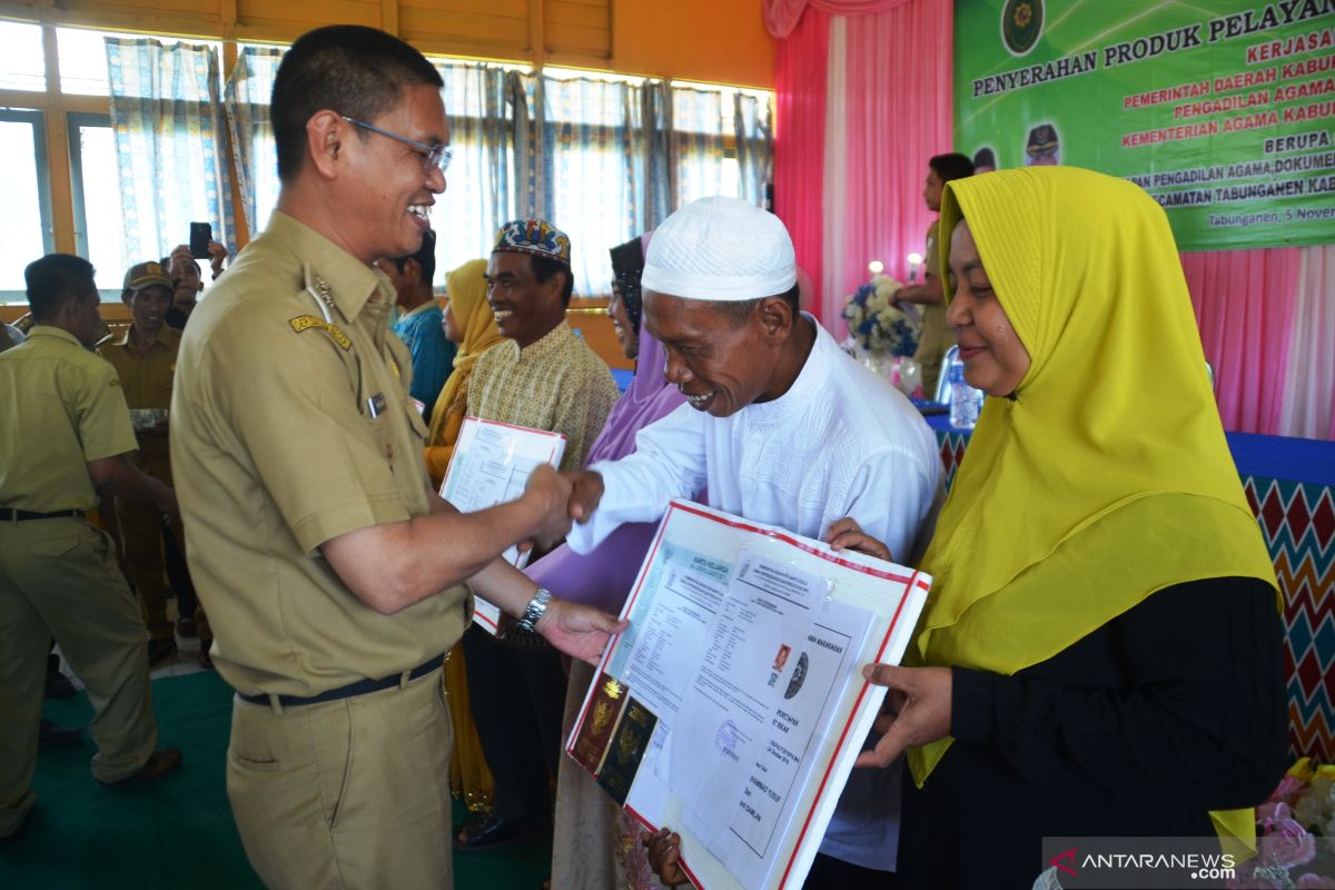 Wabup serahkan 55 isbat nikah Kecamatan Tabunganen