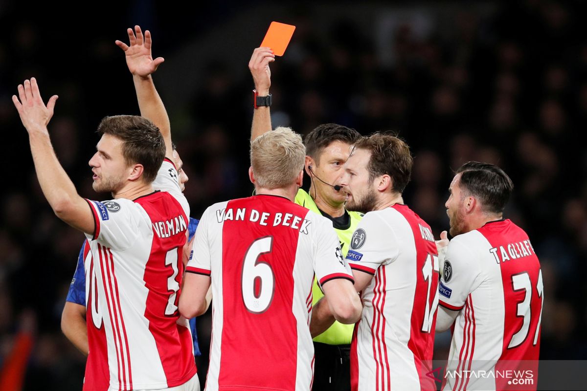 Chelsea butuh dua kartu merah untuk imbangi Ajax 4-4