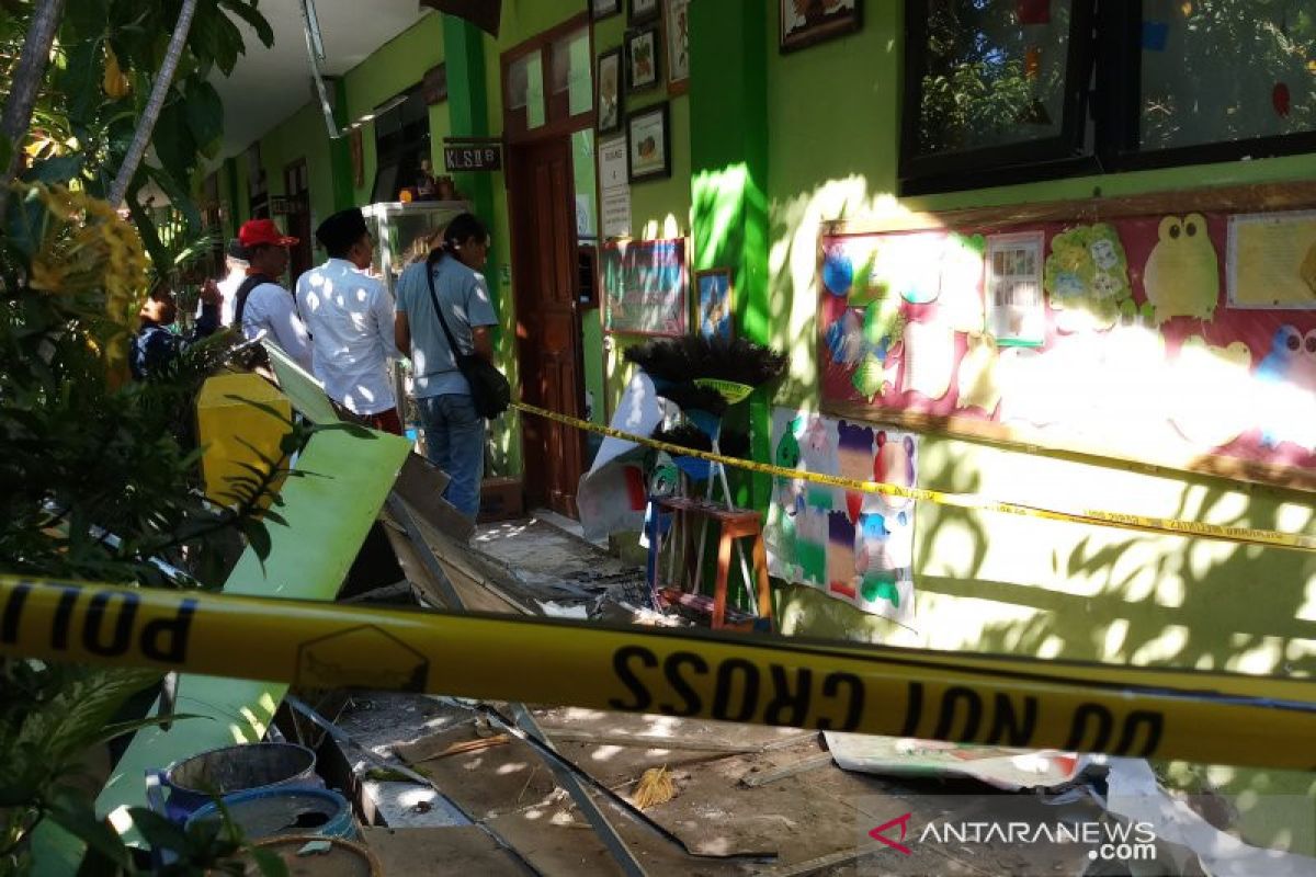 Dua orang meninggal akibat atap sekolah ambruk, diduga kontruksi bangunan tak sesuai