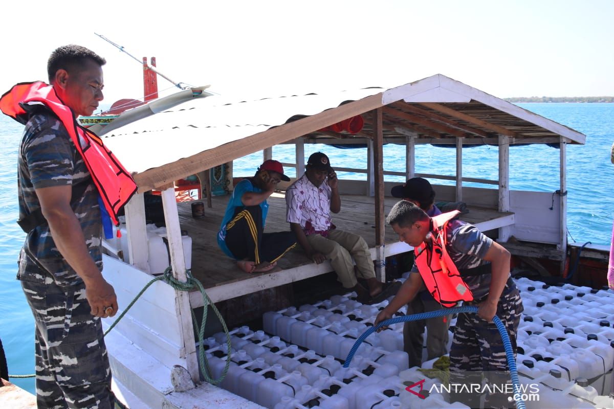 Tak Bisa Merapat di Pelabuhan Gili Raja, Satgas Lantamal V pakai jeriken salurkan air bersih