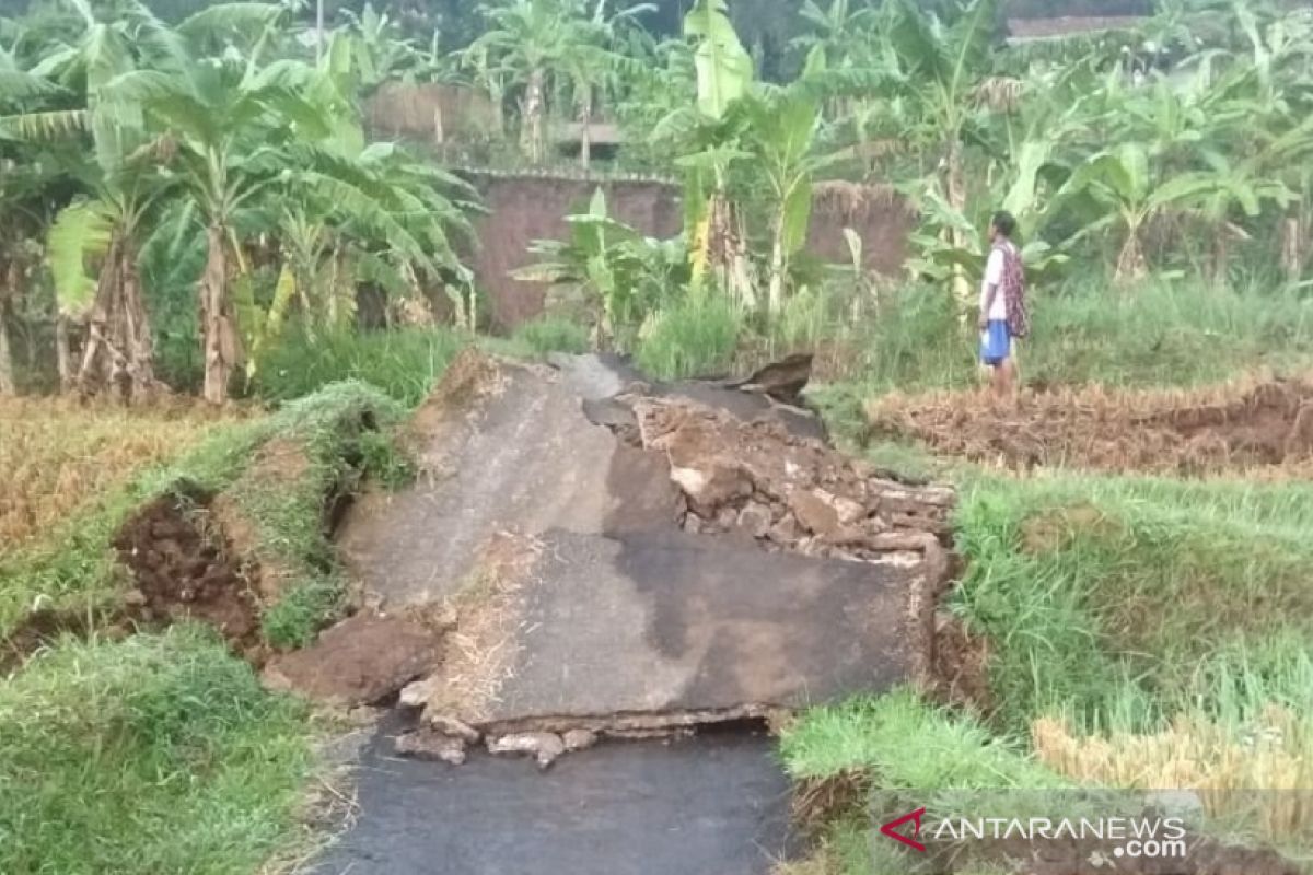 Pergerakan tanah putus jalan penghubung antarkampung di Sukabumi