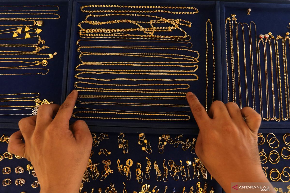 Harga emas perhiasan di Palembang  melonjak jadi Rp4,25 juta per suku
