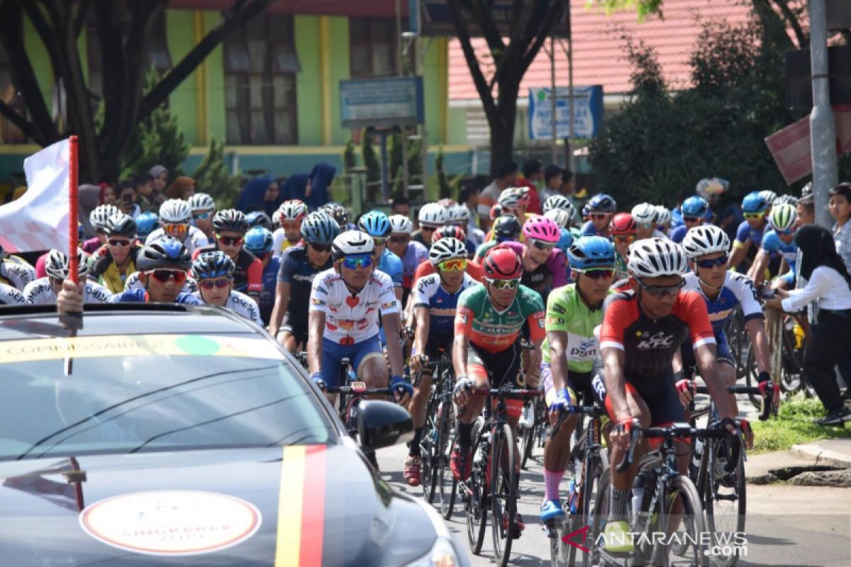 TdS Stage V Payakumbuh is enlivened by duck race and Minang artist