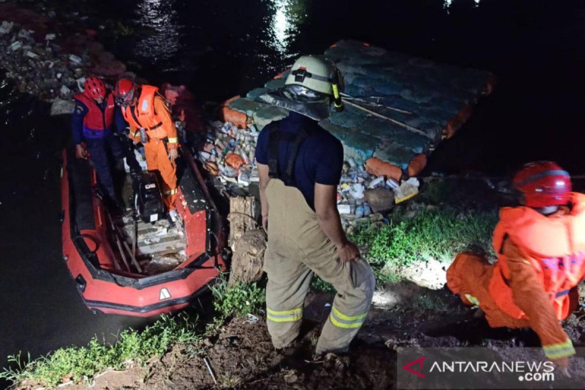 Pencarian bocah tenggelam di Kali Cipinang sementara dihentikan