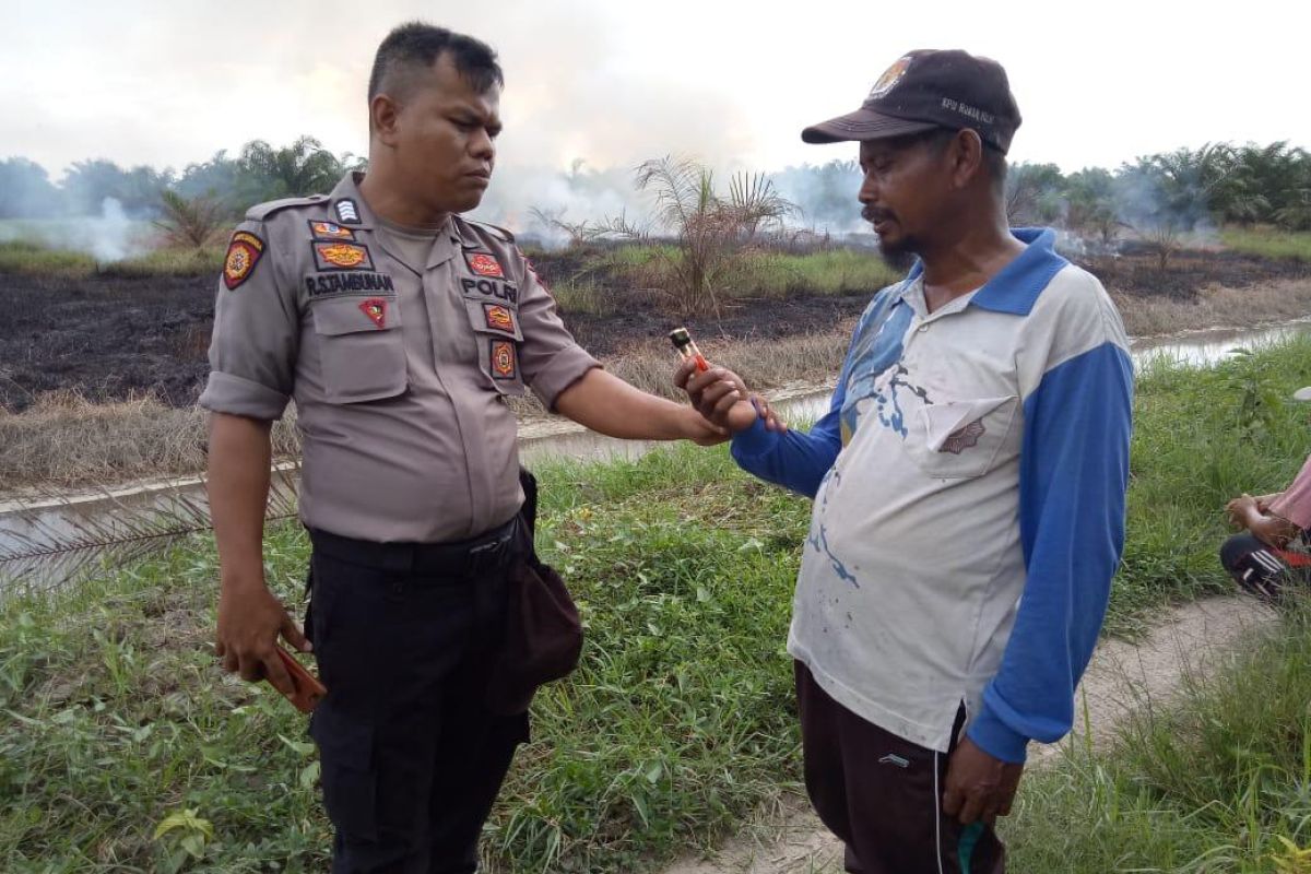 Di Rokan Hilir, seorang guru ditangkap saat bakar lahan