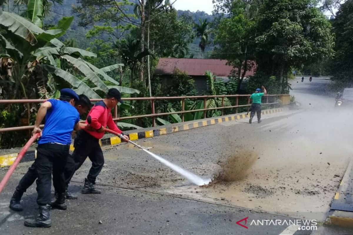 Bersihkan lintasan TdS, Solok Selatan kerahkan dua regu damkar semprot jalan