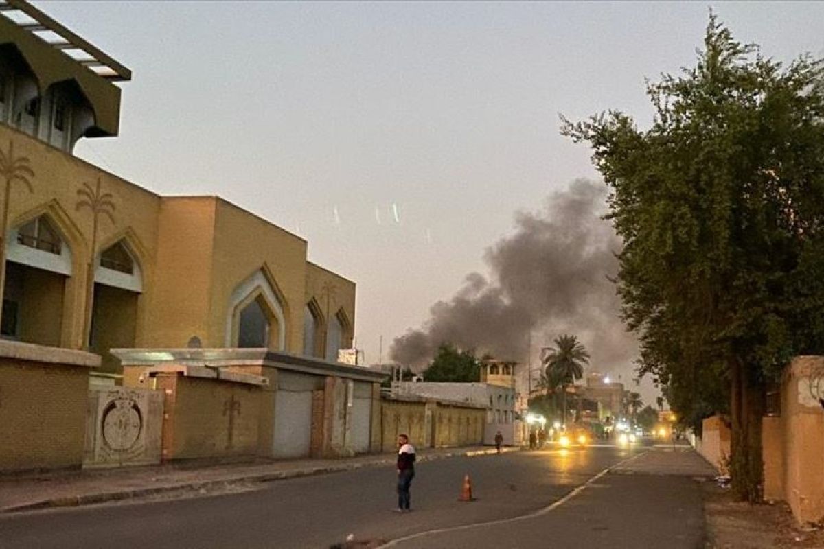Pemrotes di Irak bakar rumah tiga anggota Parlemen