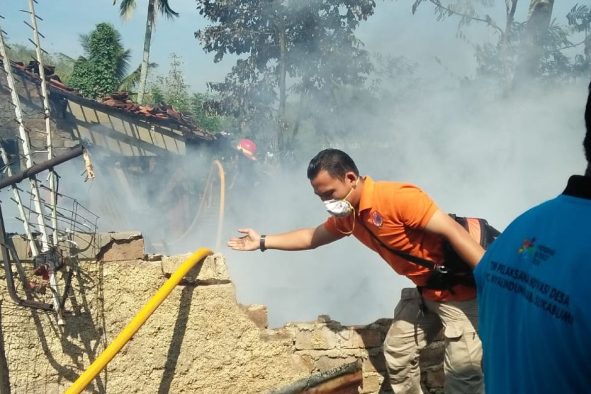 Kebakaran hanguskan dua rumah di kawasan padat di Sukabumi