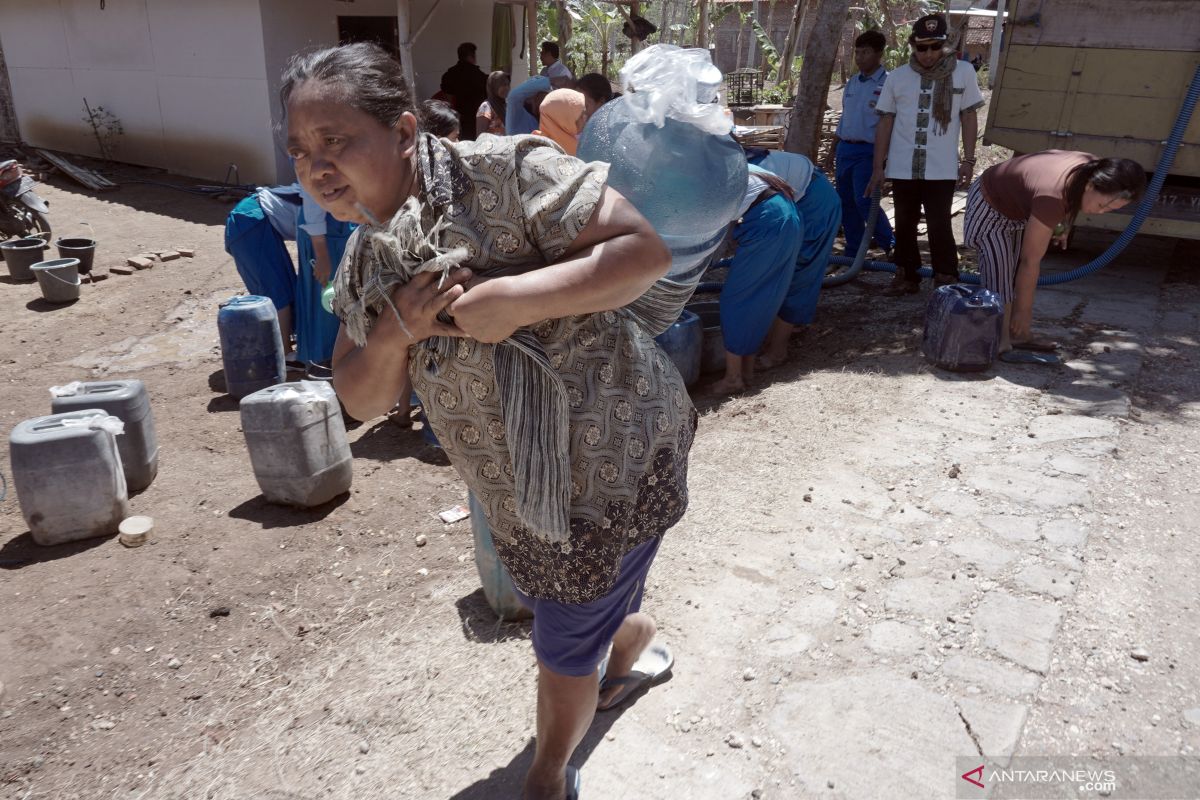 BPBD Trenggalek salurkan air bersih ke 60 desa terdampak kekeringan