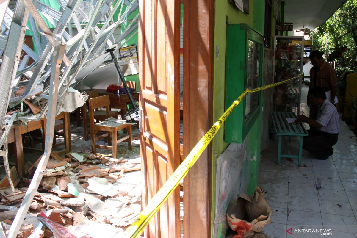 Mendikbud Nadiem Makarim sedih ambruknya atap sekolah di Pasuruan