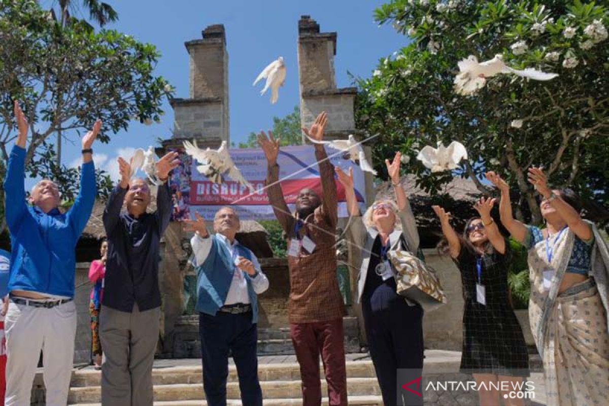 Di Bali, 150 peserta Kongres Perdamaian Internasional estafetkan obor (video)