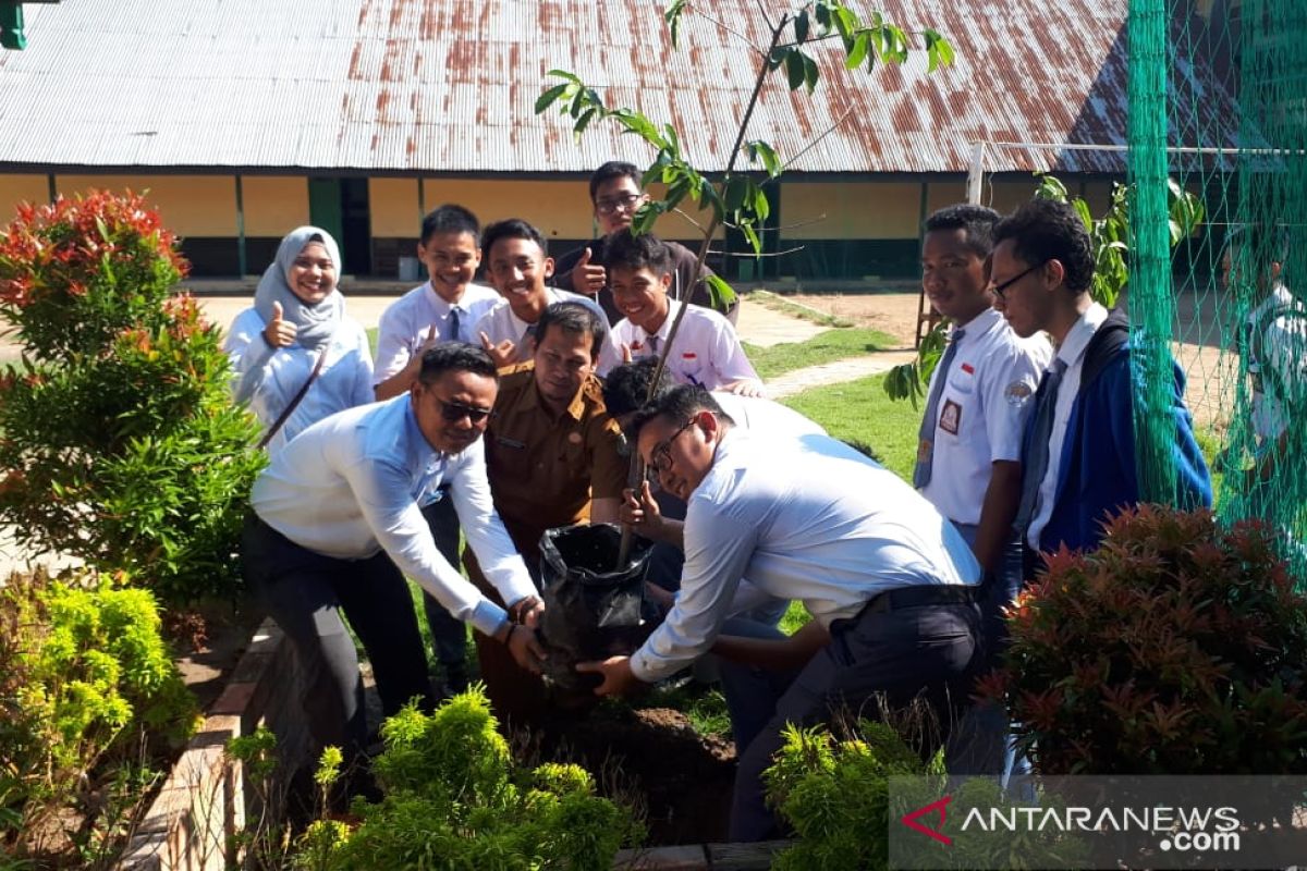 PLN peduli lingkungan ajak pelajar Ketapang tanam pohon