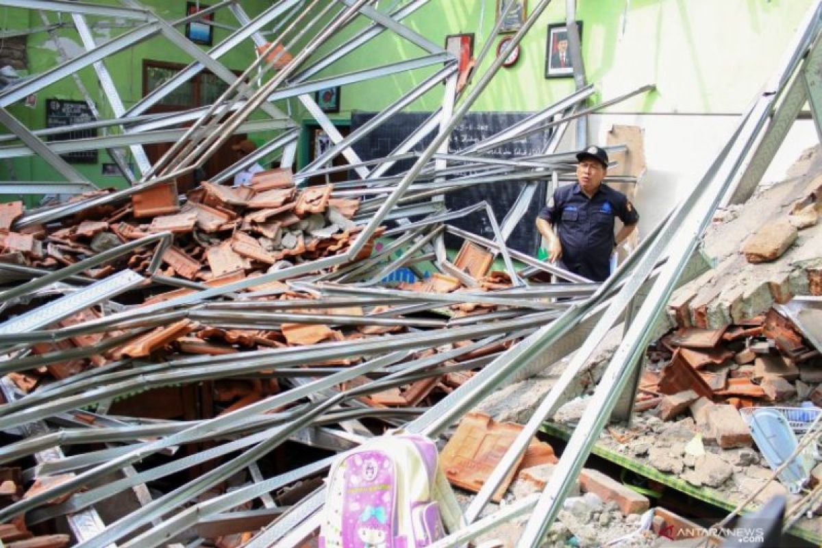 Atas robohnya atap sekolah di Pasuruan, Mendikbud sedih