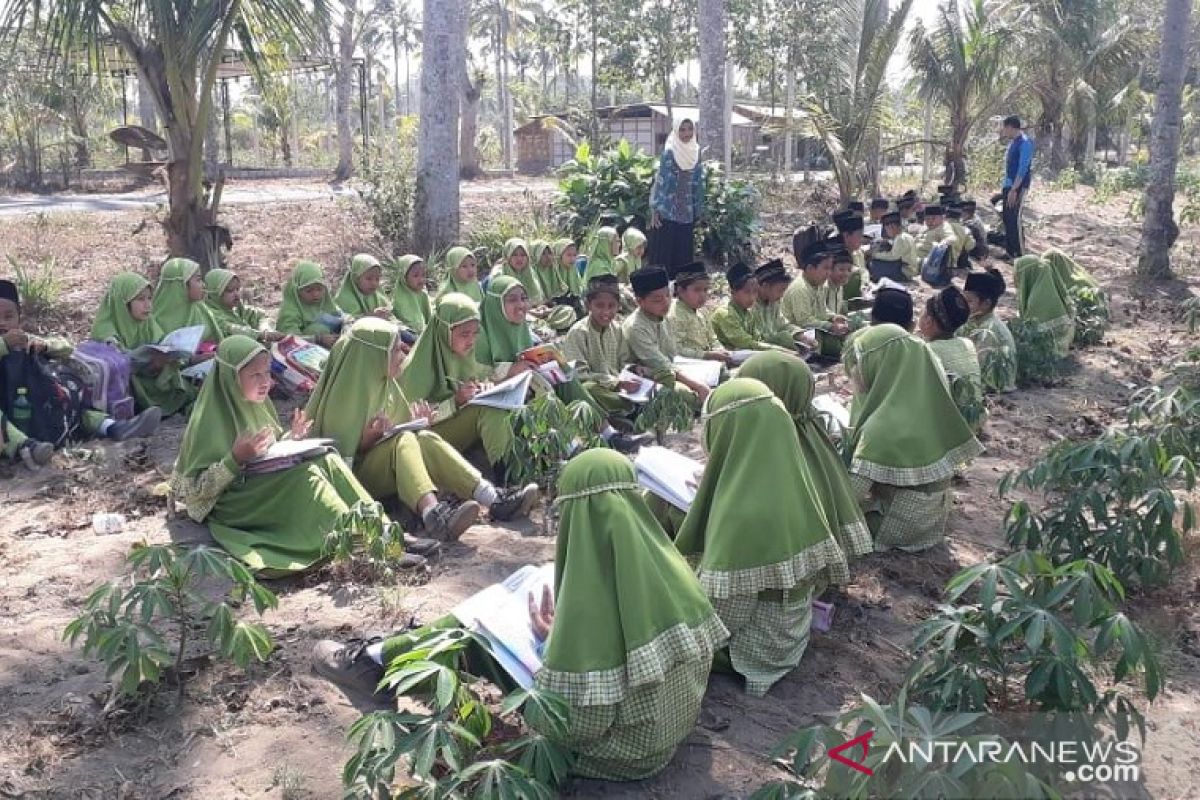 Pelajar madrasah Blitar gelar kegiatan belajar di kebun singkong