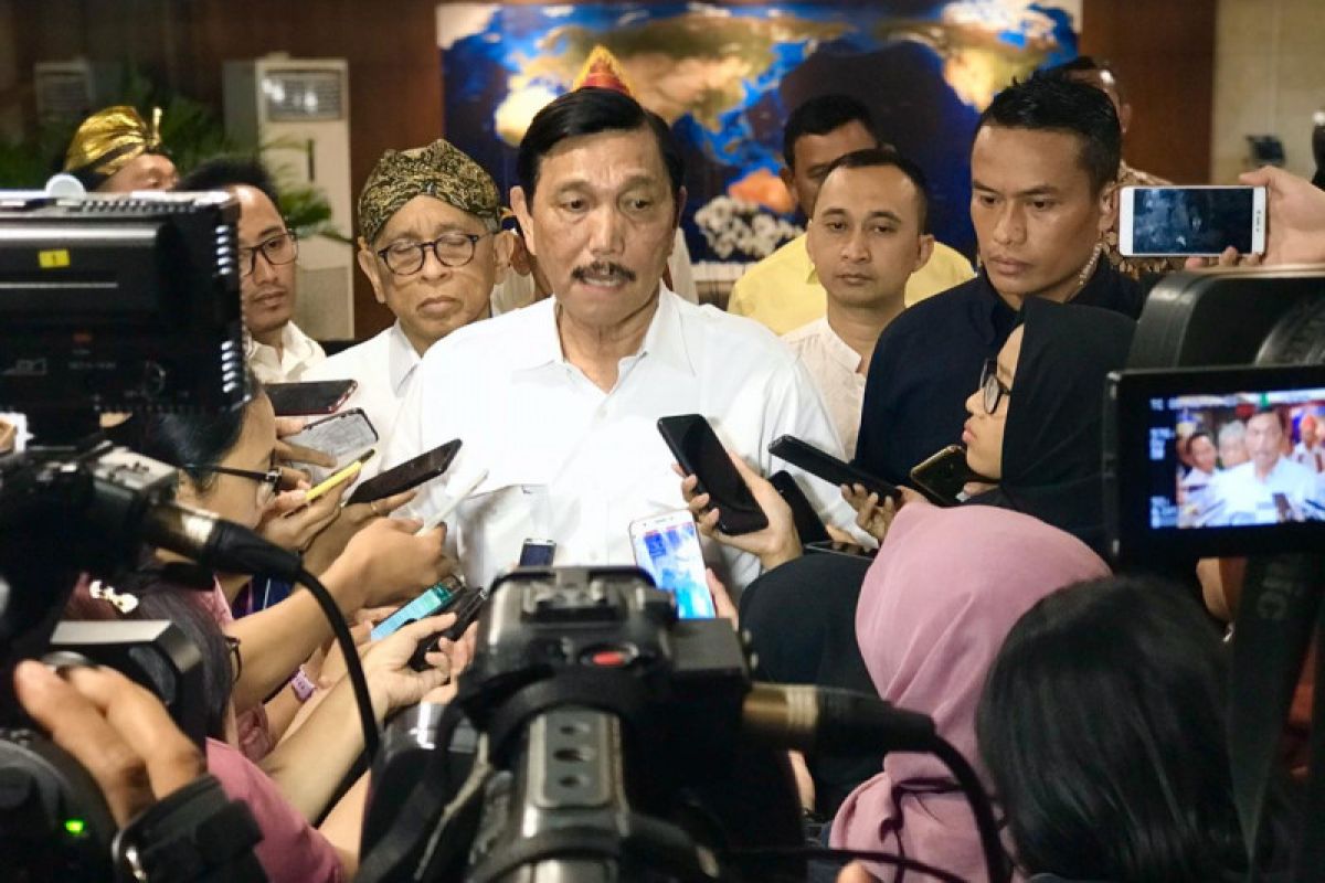 Luhut minta konsultan Indonesia bisa evaluasi kereta  Jakarta-Surabaya