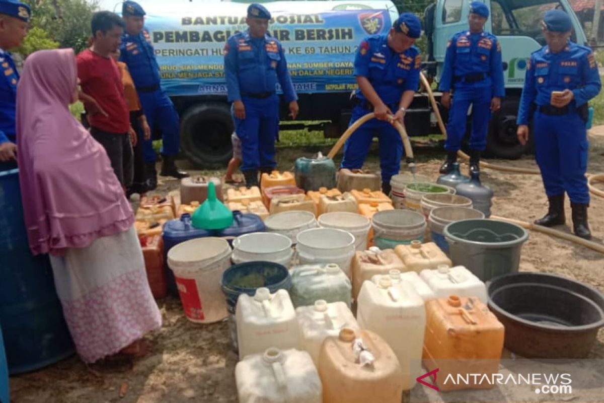 Polres Bangka Barat salurkan bantuan air bersih kepada warga