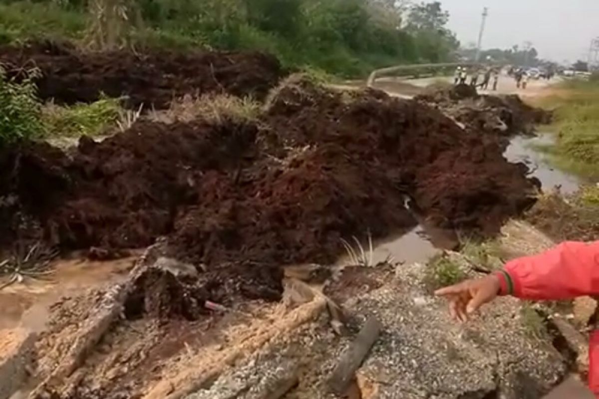 Truk tenggelam akibat jalan ambruk menuju Pelabuhan Tanjung Buton Siak