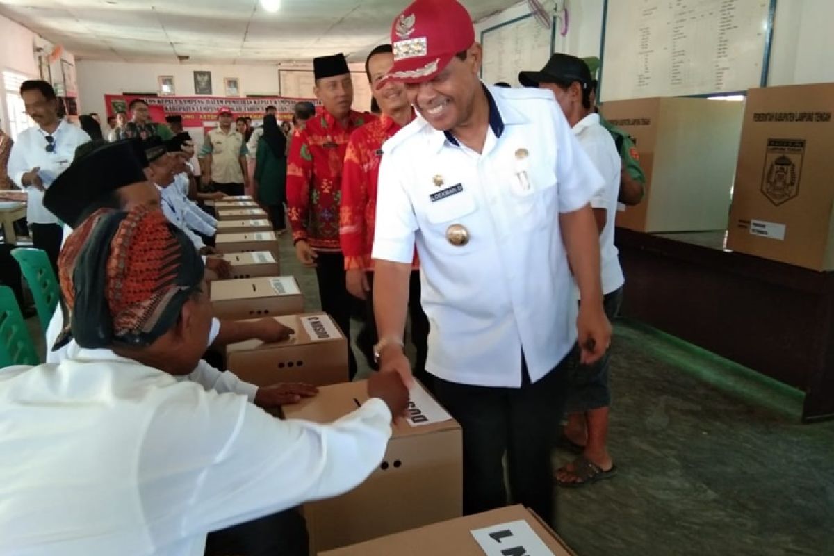 Bupati Lampung Tengah pantau pemilihan kepala kampung serentak