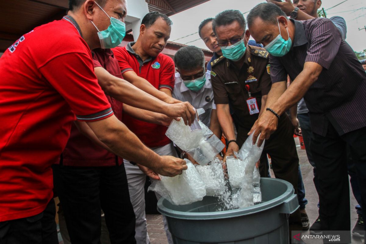 Polda Riau musnahkan 65 kg ganja asal Aceh