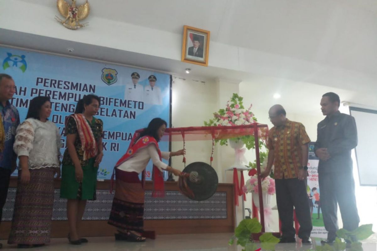 Menteri Bintang Puspayoga resmikan sekolah perempuan di TTS