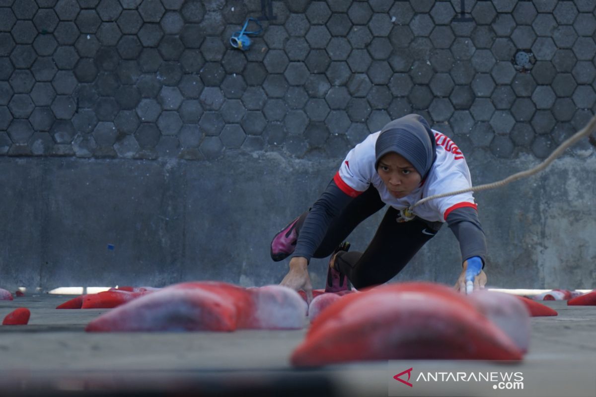 Aries Susanti Rahayu, pahlawan perempuan pertama sepanjang sejarah di panjat tebing