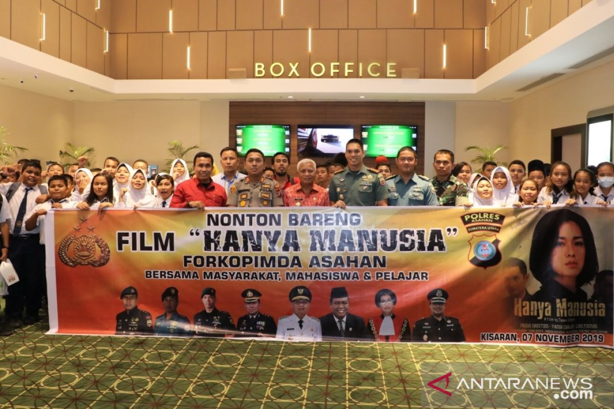 Kapolres Asahan dan Bupati Asahan nobar gratis bersama ribuan masyarakat