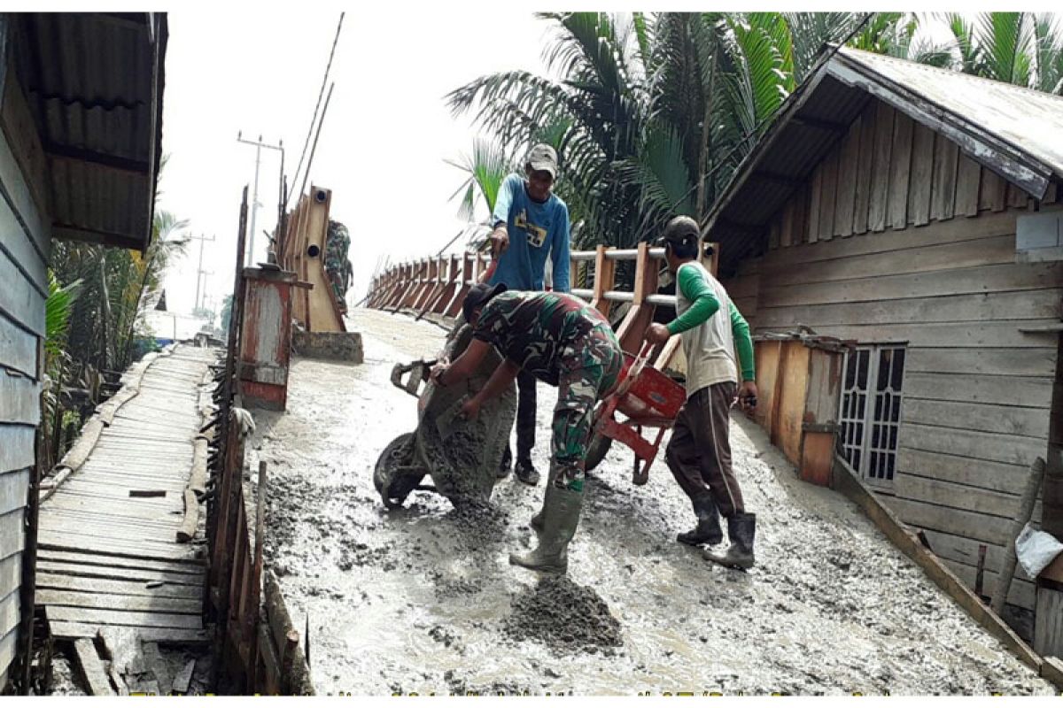 Pembangunan Jembatan Beton Program TMMD Dilanjutkan Pengecoran Tiang Pagar