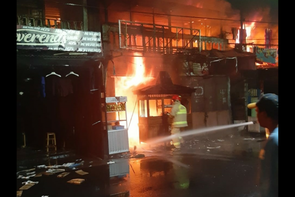 Kebakaran Jembatan Besi dugaan sementara  dari lapak tukang bakso