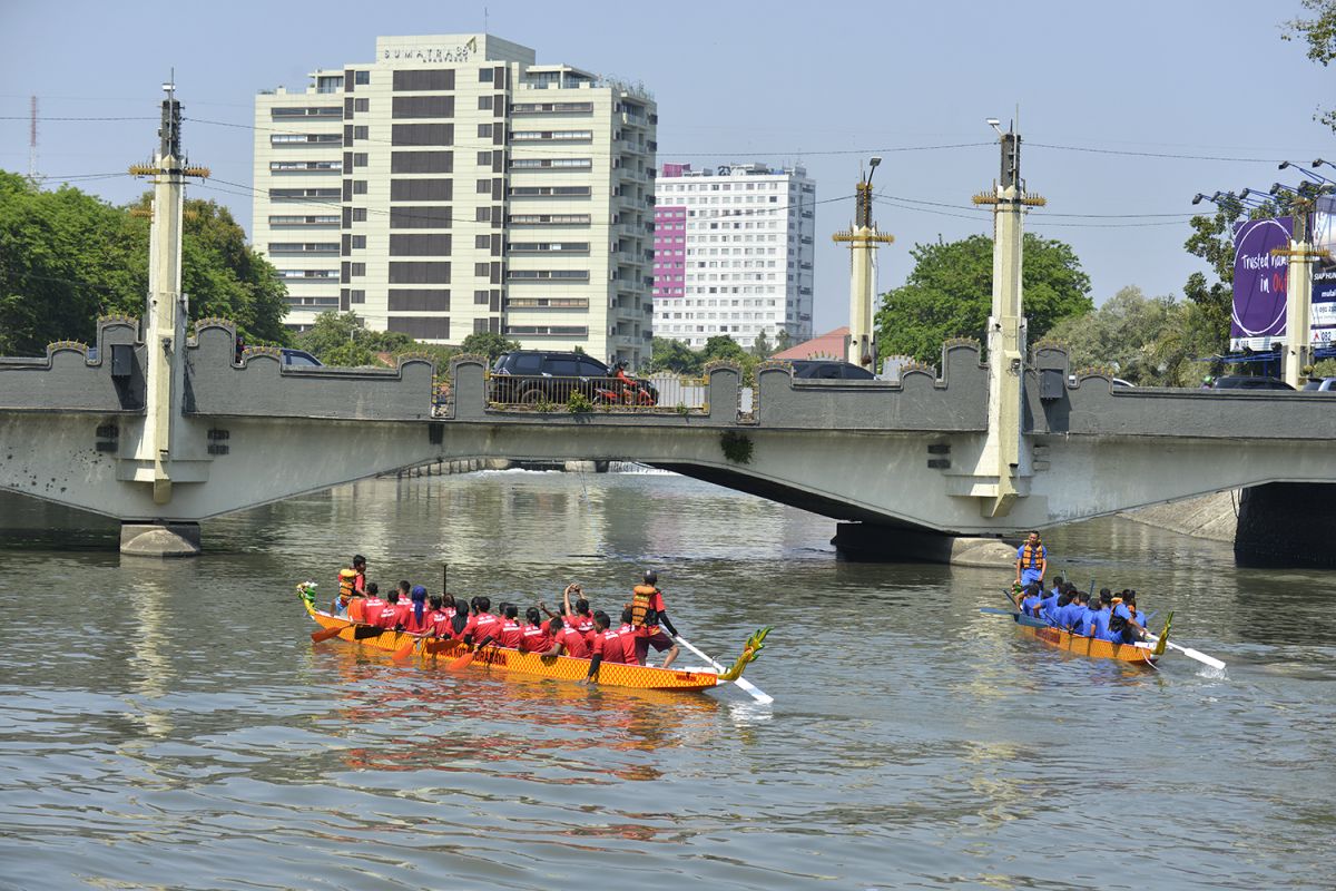 Jembatan Pemuda depan Monkasel Surabaya dipercantik