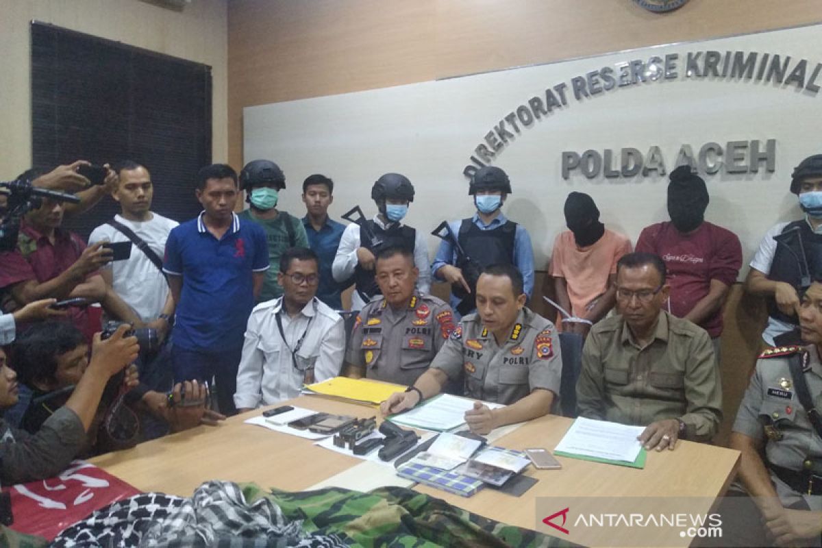 Polisi sita senjata api dan seragam loreng dari penyebar video rasial