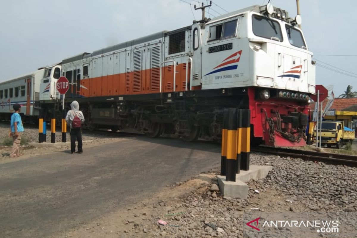 Diduga melamun, pesepeda motor ini terserempet kereta