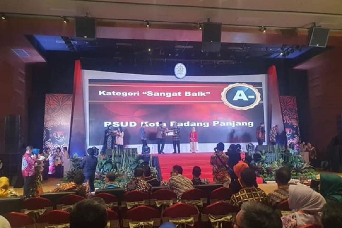 Padang Panjang terima penghargaan pelayanan publik terbaik