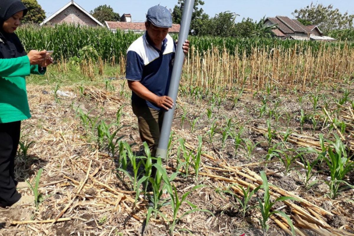 Petani Kediri berhasil buat alat penebar pupuk