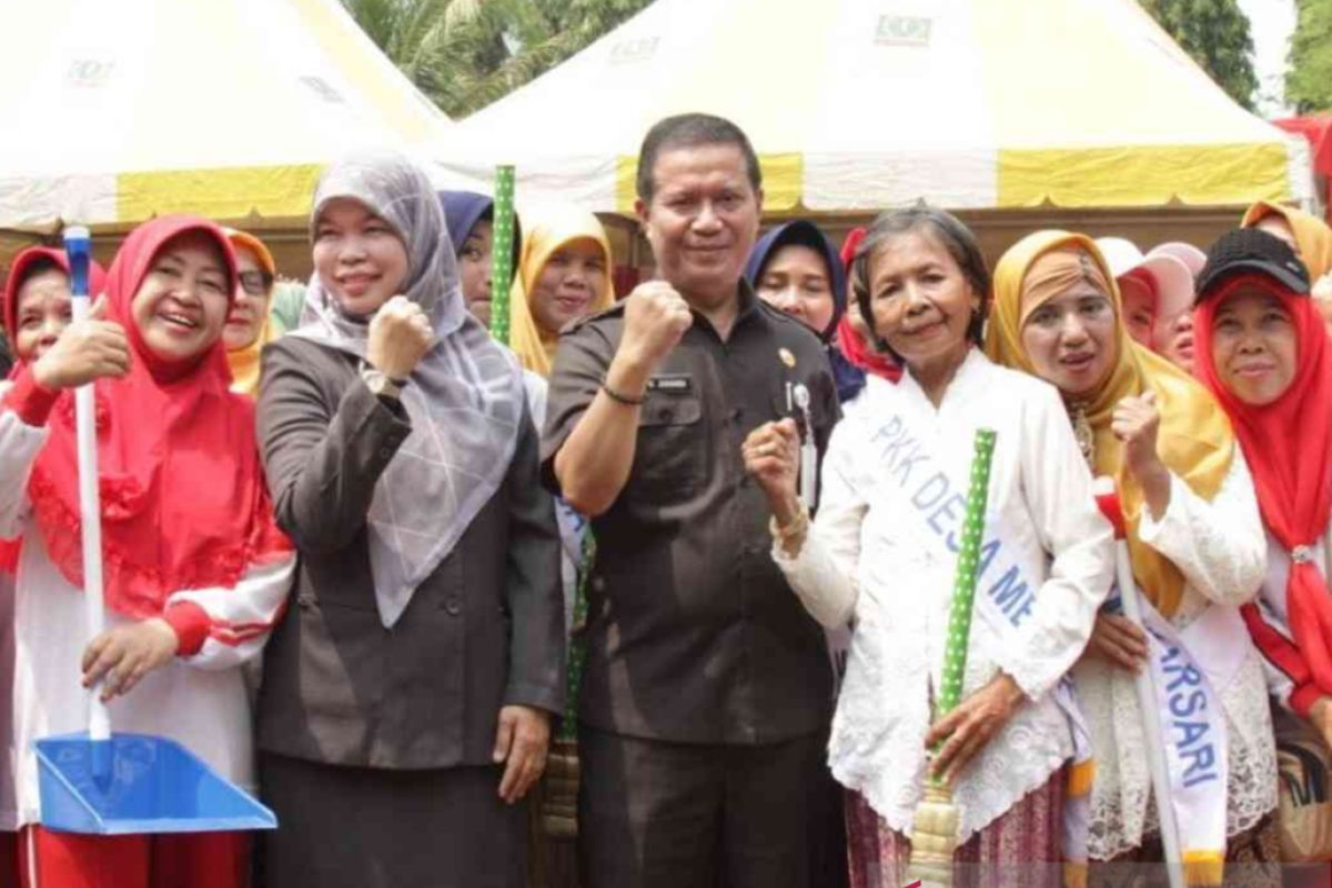 Pemkab Bekasi rangsang kebersamaan warga melalui gotong royong