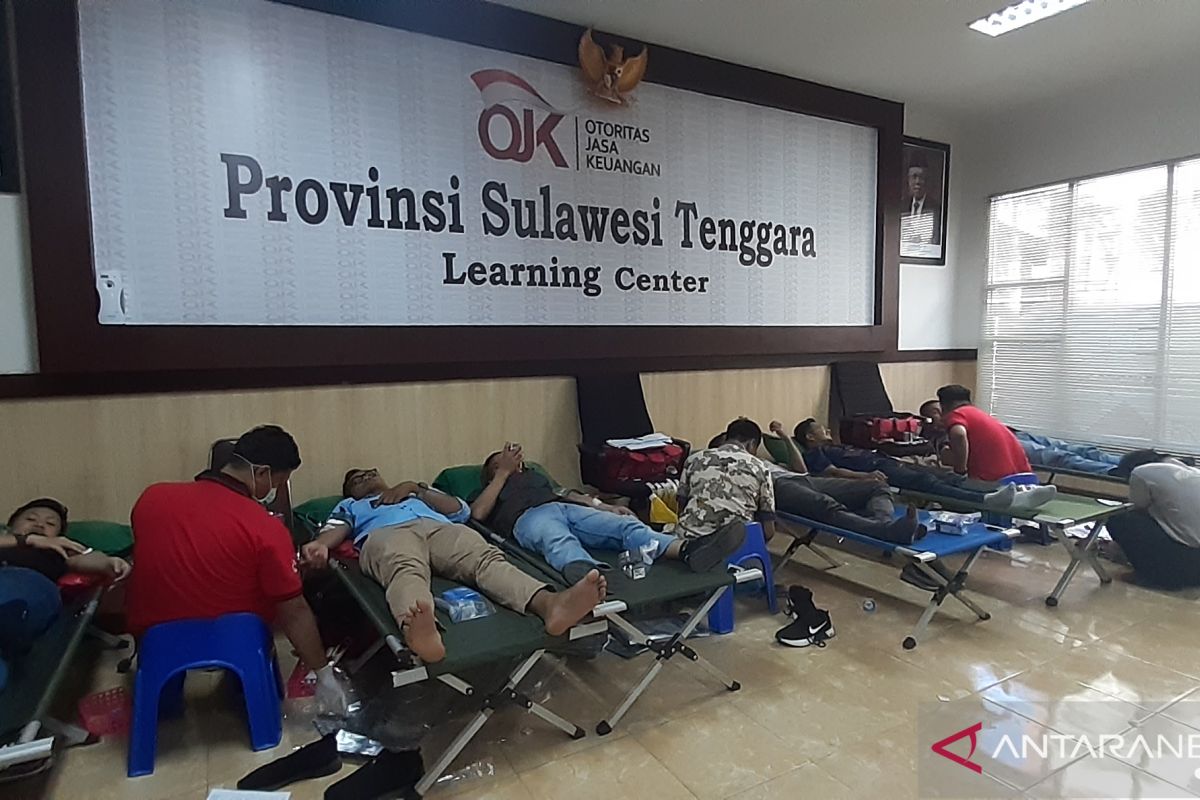 Peringati HUT, OJK Sultra Sumbang 148 Kantong Darah