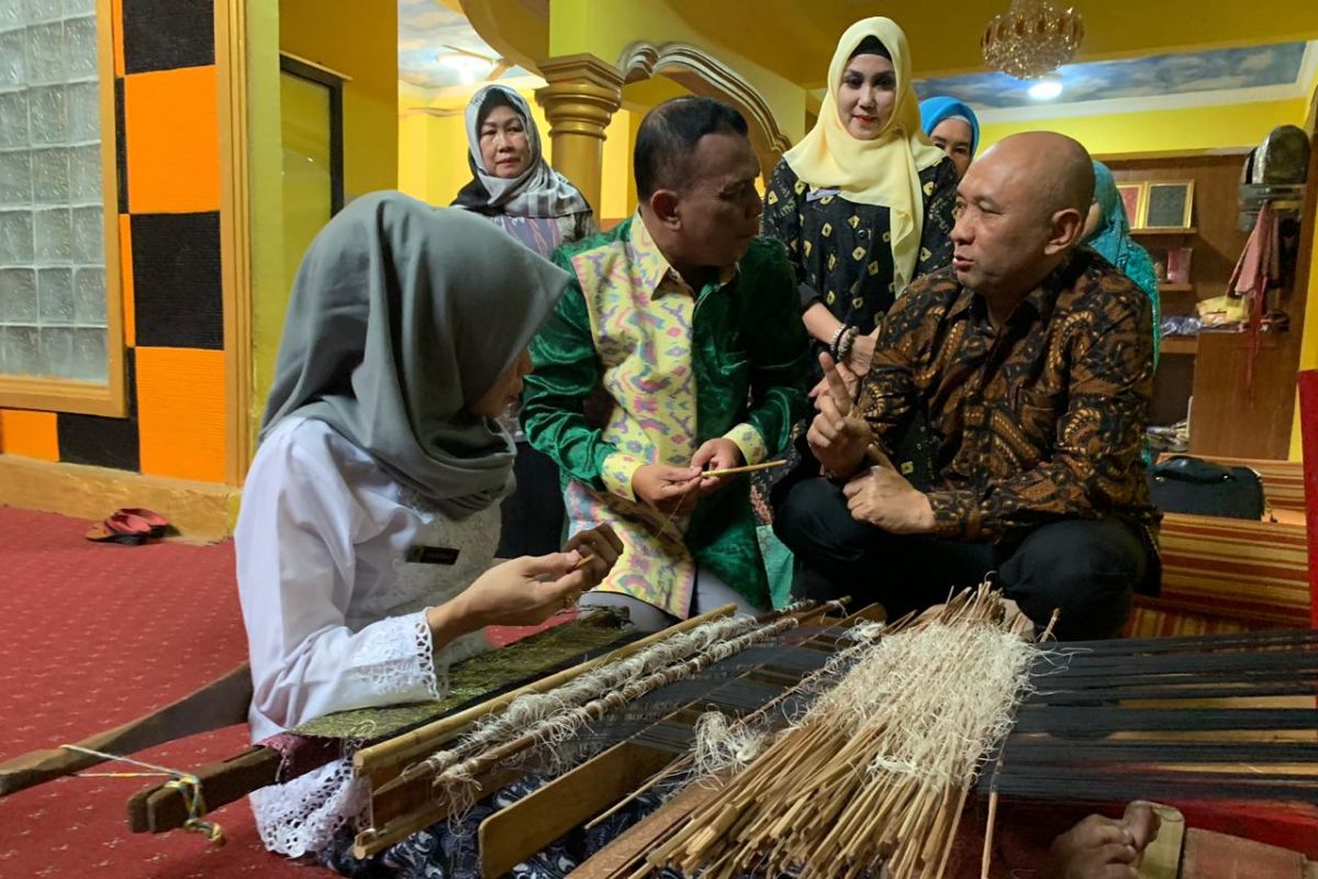 Teten ingin pelaku UKM songket jangan tergantung bahan baku impor