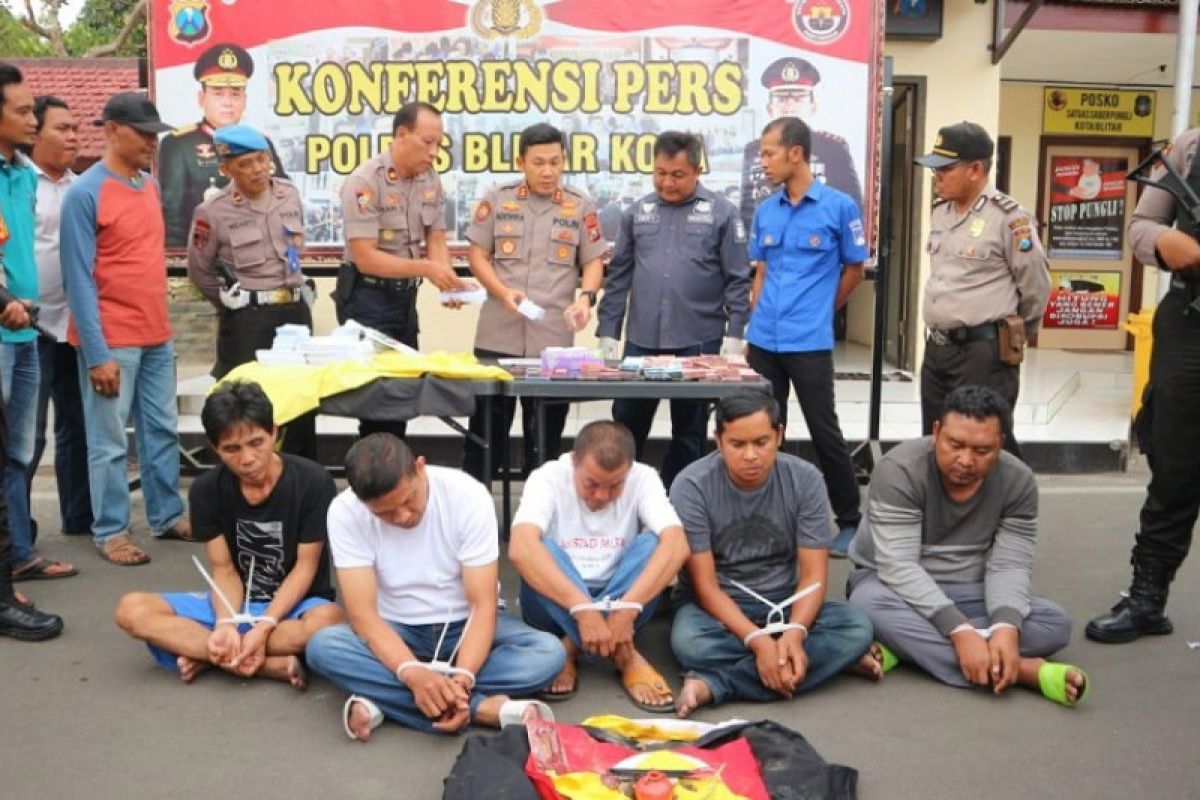 Polisi Blitar tahan lima pelaku terkait penggandaan uang