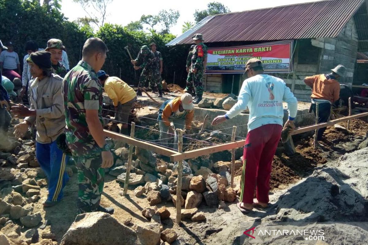 TNI Kodim 0409/Rejang Lebong bedah rumah warga tidak layak huni