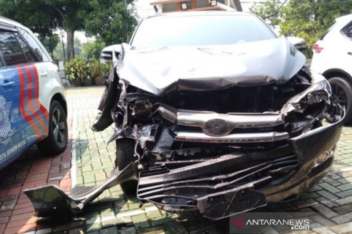 Terjadi tabrakan mobil dengan motor di Jalan Binamarga Bogor